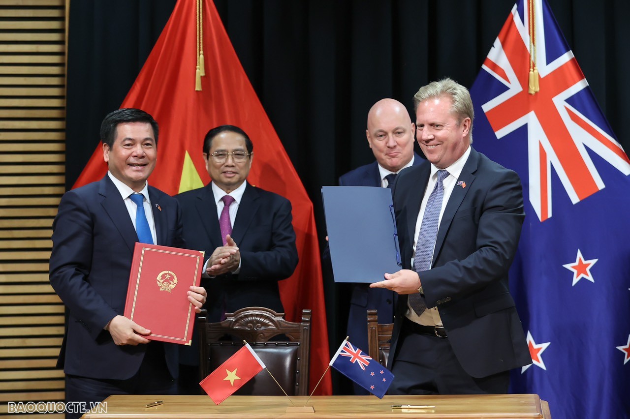 Vietnam, New Zealand PMs hold press conference, promote all-round ties, look forward new level of relations