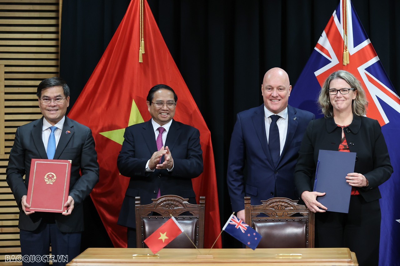 Vietnam, New Zealand PMs hold press conference, promote all-round ties, look forward new level of relations