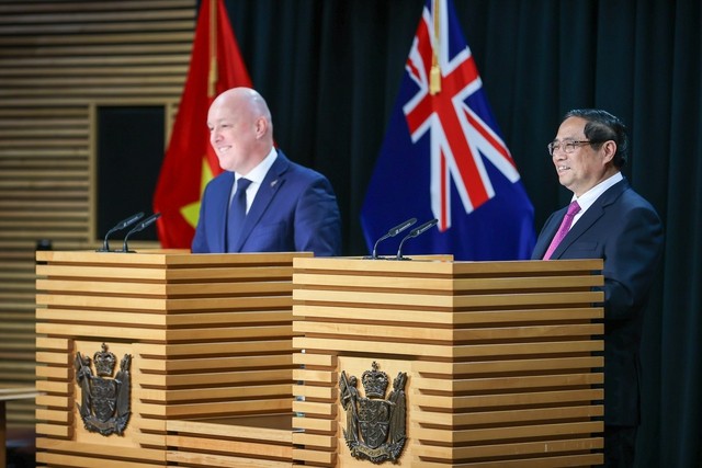 Vietnam, New Zealand PMs hold press conference, promote all-round ties, look forward new level of relations
