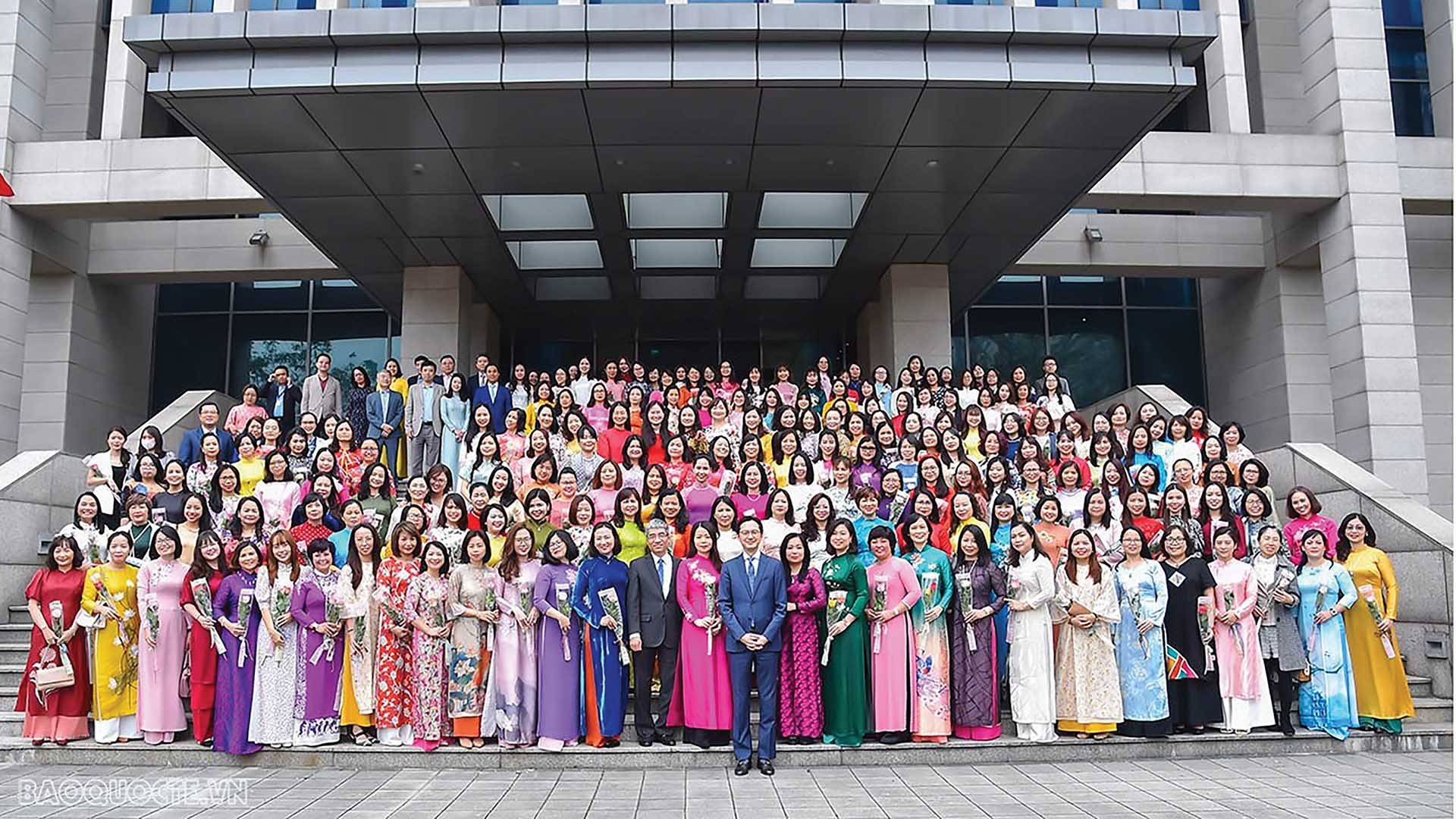 With devotion and passion, women feel sparkling happiness even amidst worries!