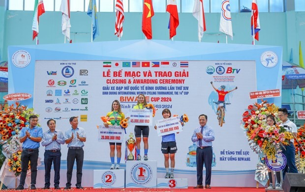 Russian cyclist Natalia Frolova wins the yellow jersey at the Binh Duong International Women’s Cycling Tournament. (Photo: VNA)