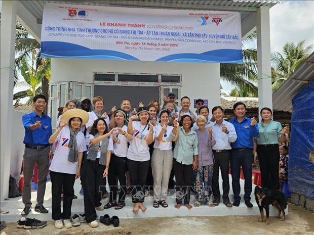 US volunteers and local youths at a ceremony inaugurating a charity house for a resident in Tan Phu Tay commune of Mo Cay Bac district, Ben Tre province. (Source: VNA)