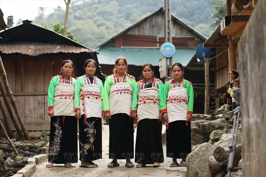 Unique traditional costumes of the Mang ethnic people