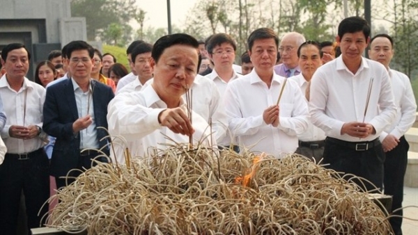 Deputy PM Tran Hong Ha offers incense at Dien Bien Phu historical sites