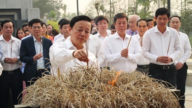 Deputy PM Tran Hong Ha offers incense at Dien Bien Phu historical sites