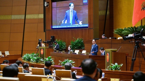 FM Bui Thanh Son fields questions on foreign affairs by NA Standing Committee