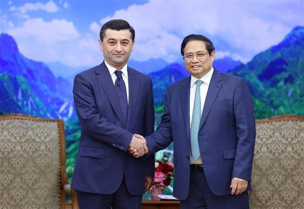 Prime Minister Pham Minh Chinh (R) and Minister of Foreign Affairs of Uzbekistan Bakhtiyor Saidov at the meeting in Hanoi on March 18. (Source: VNA)