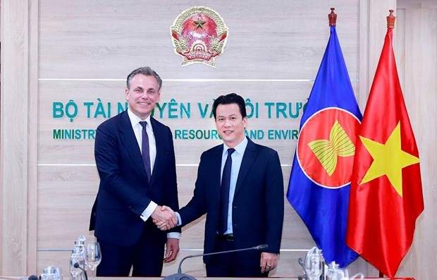 Minister of Natural Resources and Environment Dang Quoc Khanh (R) and Dutch Minister of Infrastructure and Water Management Mark Harbers at the meeting in Hanoi on March 18. (Source: baotainguyenmoitruong.vn)