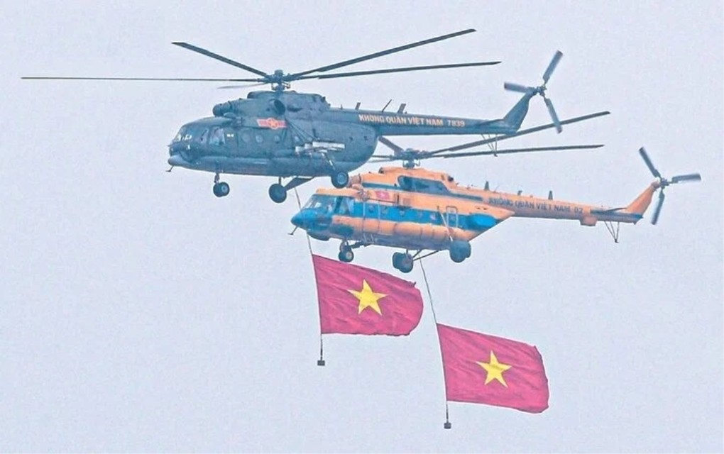 Trong lễ kỷ niệm 70 năm Chiến thắng Điện Biên Phủ sẽ có phần trình diễn của 9 máy bay trực thăng mang cờ Đảng, cờ Tổ quốc bay qua Lễ đài. (Ảnh minh họa – Nguồn: Tổ quốc)
