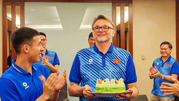 Thành viên đội tuyển Việt Nam chúc mừng sinh nhật HLV Philippe Troussier