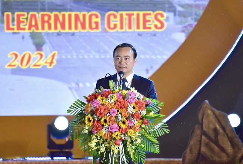 Mr. Ha Trung Chien,  Member of the Standing Party Committee of the Provincial Party Committee, Secretary of the Son La City Party Committee, and Chairman of the Son La Global Learning City Steering Committee, delivered a speech at the Ceremony.