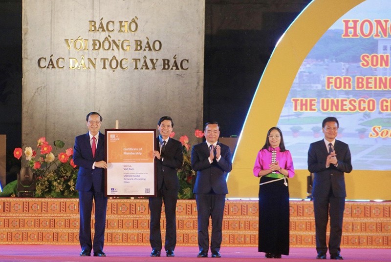 Mr. Pham Ngoc Thuong handed over the Certificate to Mr. Hoang Quoc Khanh, Deputy Secretary of the Provincial Party Committee and Chairman of the Provincial People's Committee.