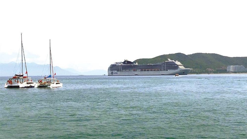 High-class cruise ship carrying more than 2,000 European tourists docked at Nha Trang port. (Photo: baodautu)