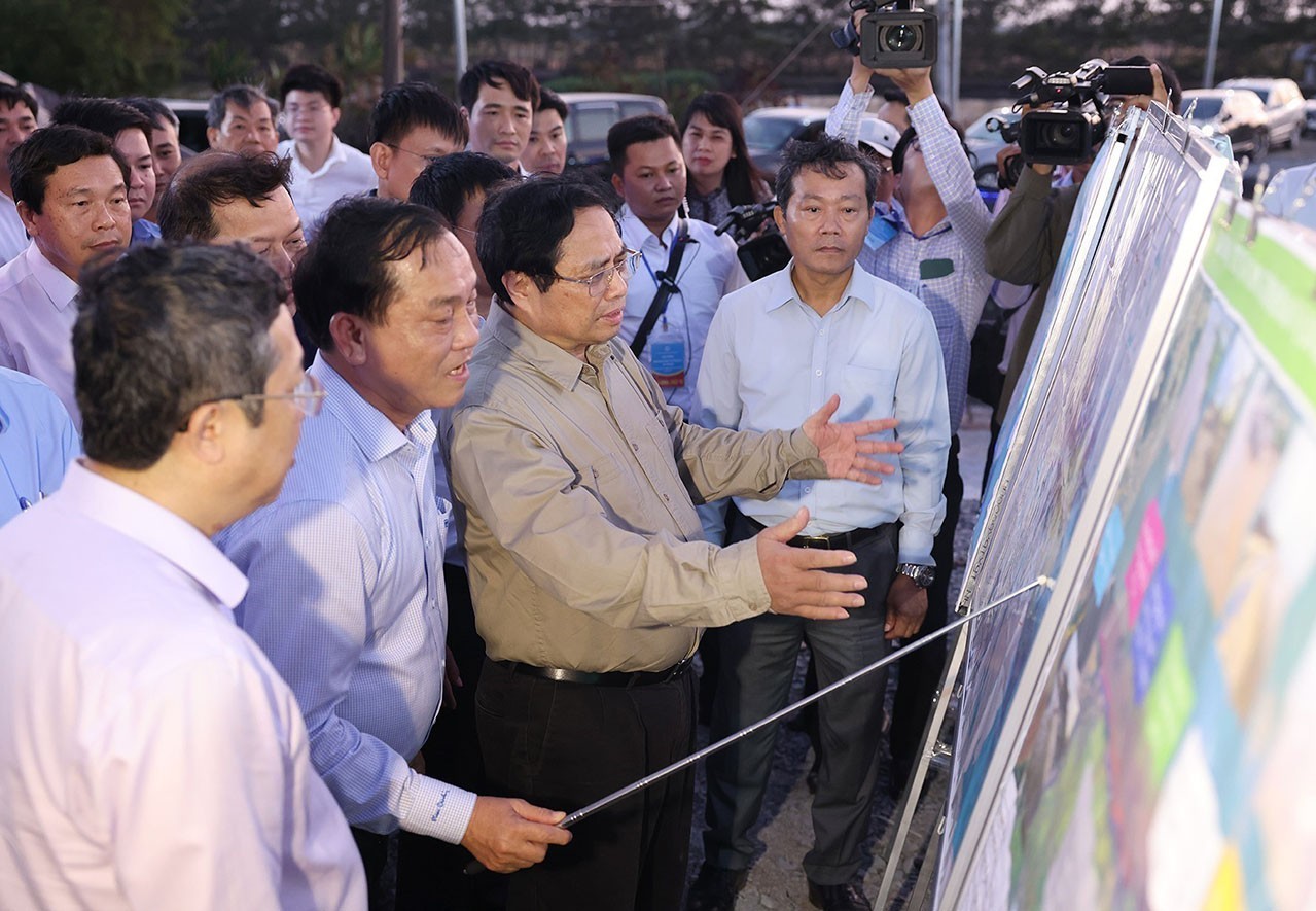 PM inspects key projects in Tien Giang province