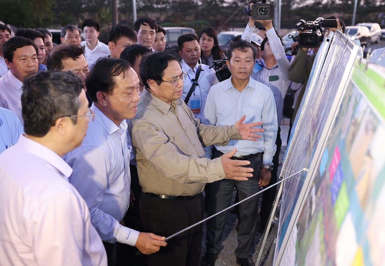 PM Pham Minh Chinh inspects the Go Cong embarkment project. VNA Photo: Dương Giang