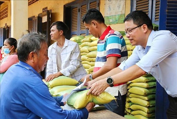 Residents receive rice in the programme. (Source: VNA)