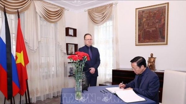 Deputy PM Tran Hong Ha signs condolence book after Moscow terrorist attack