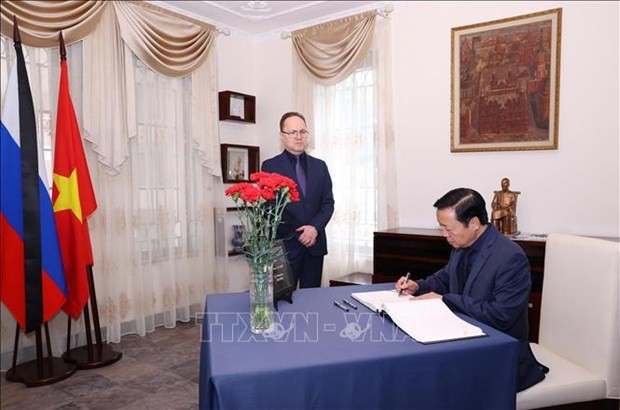 Deputy PM Tran Hong Ha signs condolence book after Moscow terrorist attack