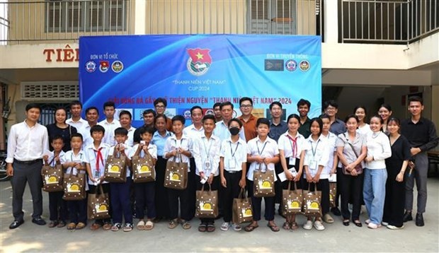 Vietnamese youths extend helping hand to impoverished Cambodian students