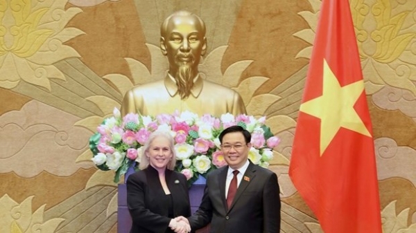 NA Chairman Vuong Dinh Hue receives US Senator Kirsten Gillibrand