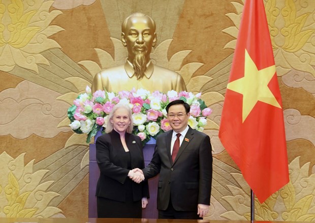 NA Chairman Vuong Dinh Hue receives US Senator Kirsten Gillibrand