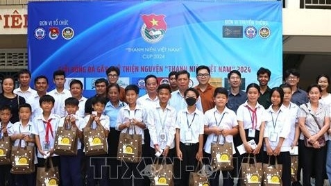 Quỹ thiện nguyện Thanh niên Việt Nam tặng quà và học bổng cho học sinh gốc Việt hiếu học có hoàn cảnh khó khăn tại Campuchia