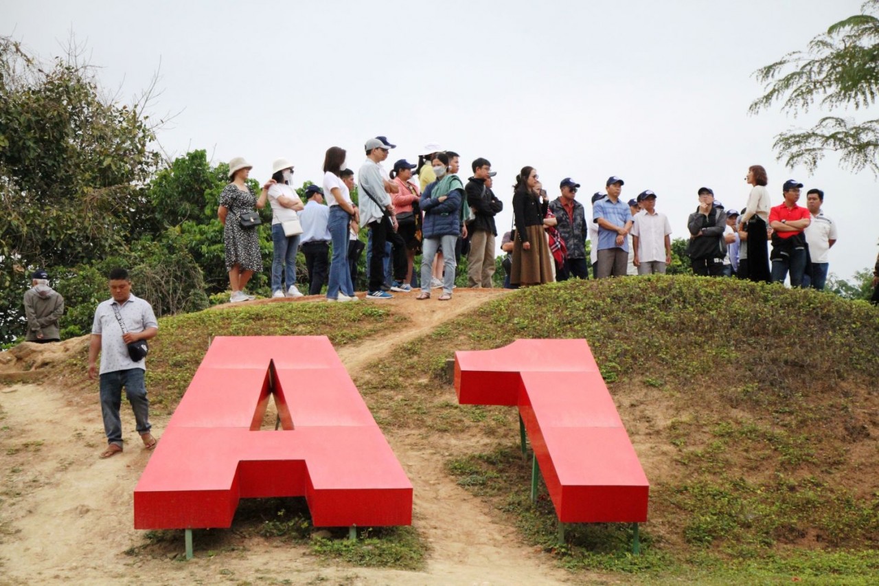 Tourists visit the historical site of Hill A1. (Photo: VNA)