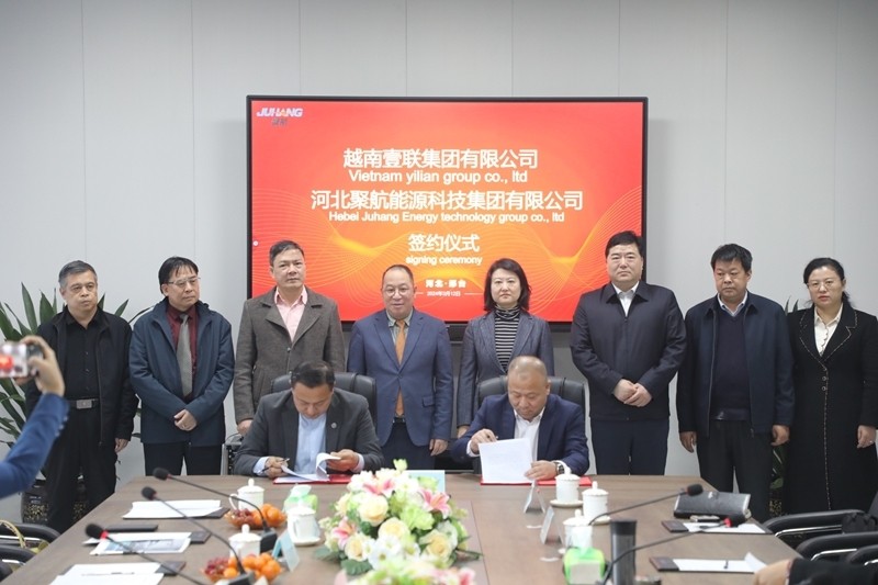 Local leaders and representatives of the Vietnamese Embassy in China witnessed the signing ceremony.
