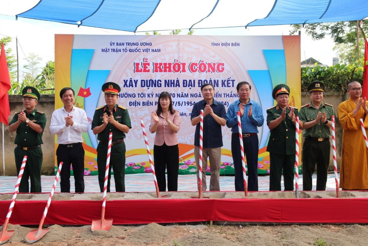 The groundbreaking ceremony for the Great Solidarity House to celebrate the 70th anniversary of the Dien Bien Phu victory in Pa Dong village, Thanh Xuong commune, Dien Bien district. (Photo: Tien Dat)