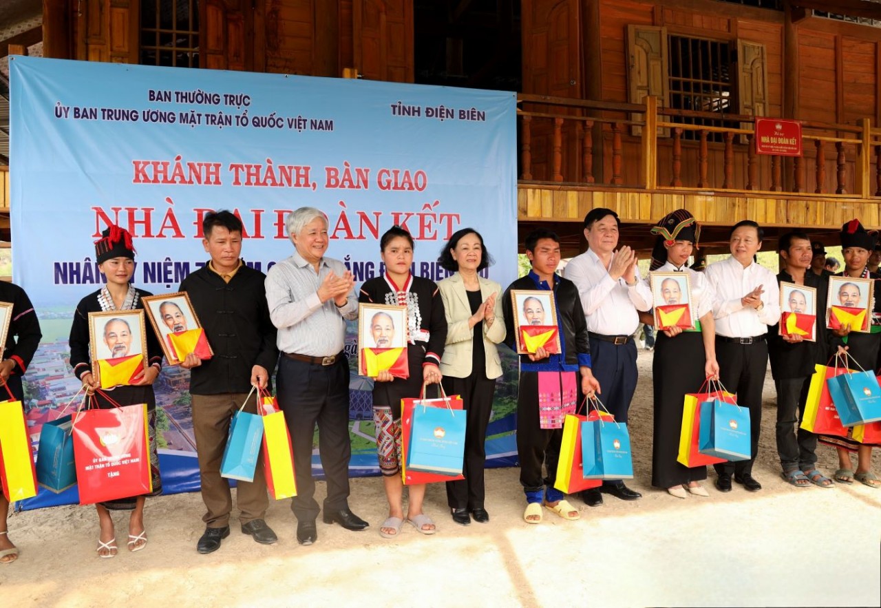 The Standing Committee of the Secretariat and the delegation presented gifts to some poor households in Hua Thanh commune, Dien Bien district. (Photo: Dien Bien Newspaper)
