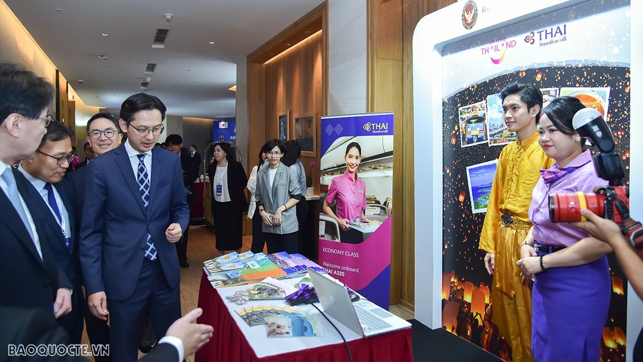 Deputy Minister of Foreign Affairs Do Hung Viet visits the ASEAN-Korea Tourism Exhibition in Hanoi, November 2023. (Photo: Tuan Anh)