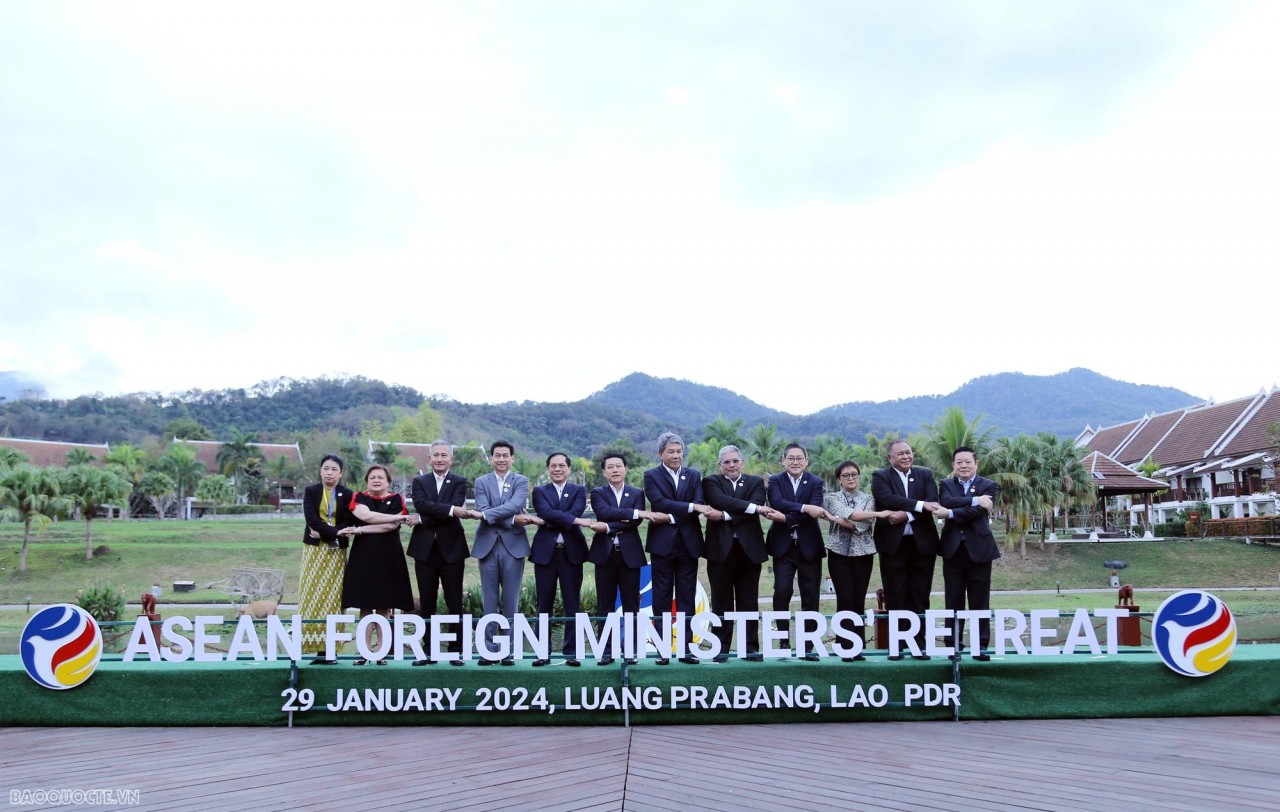 ASEAN Secretary-General and Ministers pose for a group photo at the ASEAN Foreign Ministers' Retreat. (Photo: Quang Hoa)