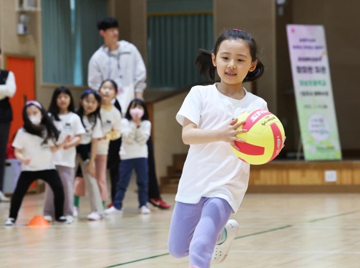 Elementary school students attend an after-school volleyball class at Maseong Elementary School in Yongin, Gyeonggi Province, March 25. Yonhap