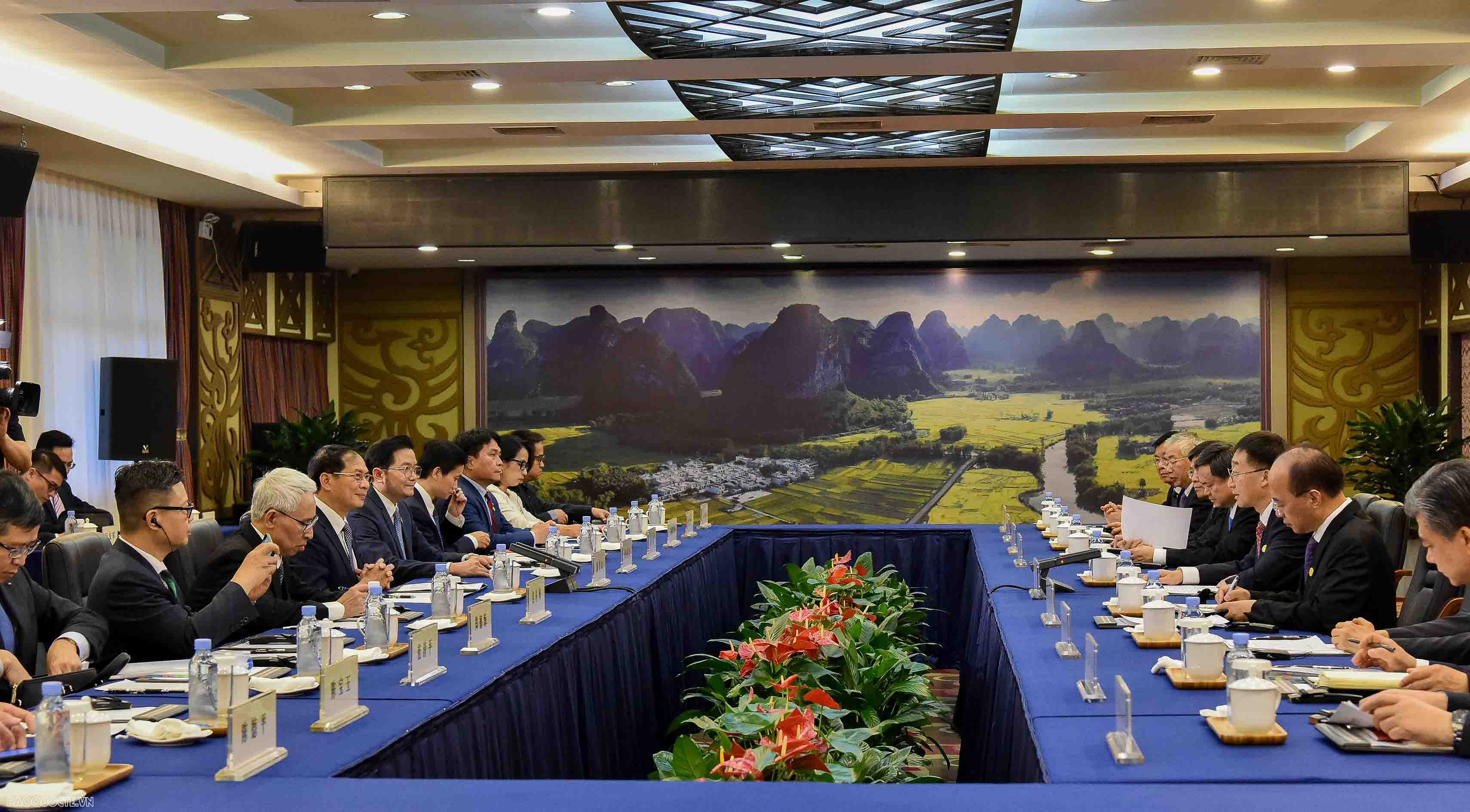 FM Bui Thanh Son receives China's Guangxi Party Secretary to step up cooperation