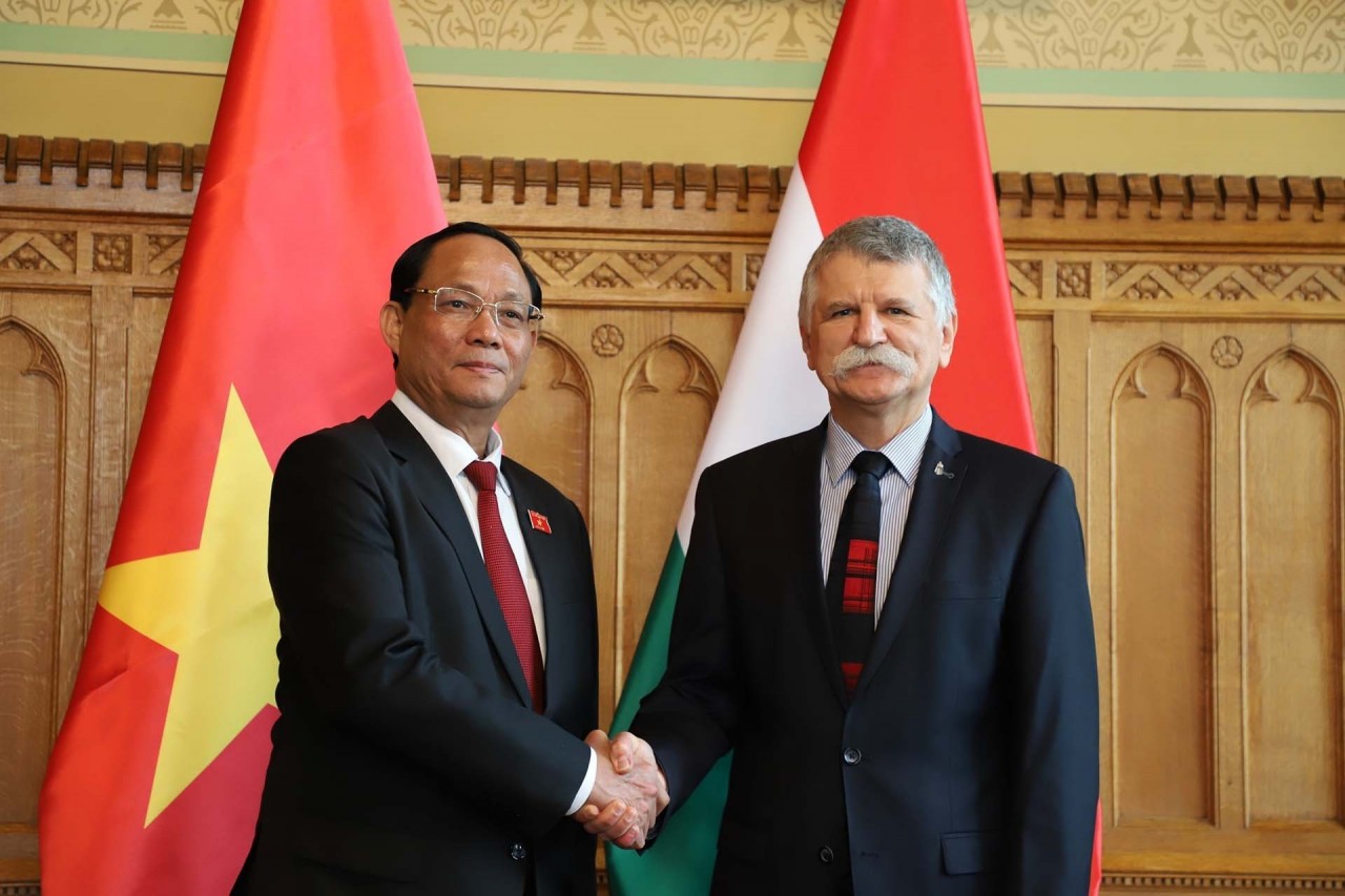 NA Vice Chairman Tran Quang Phuong holds talks with Hungarian counterpart