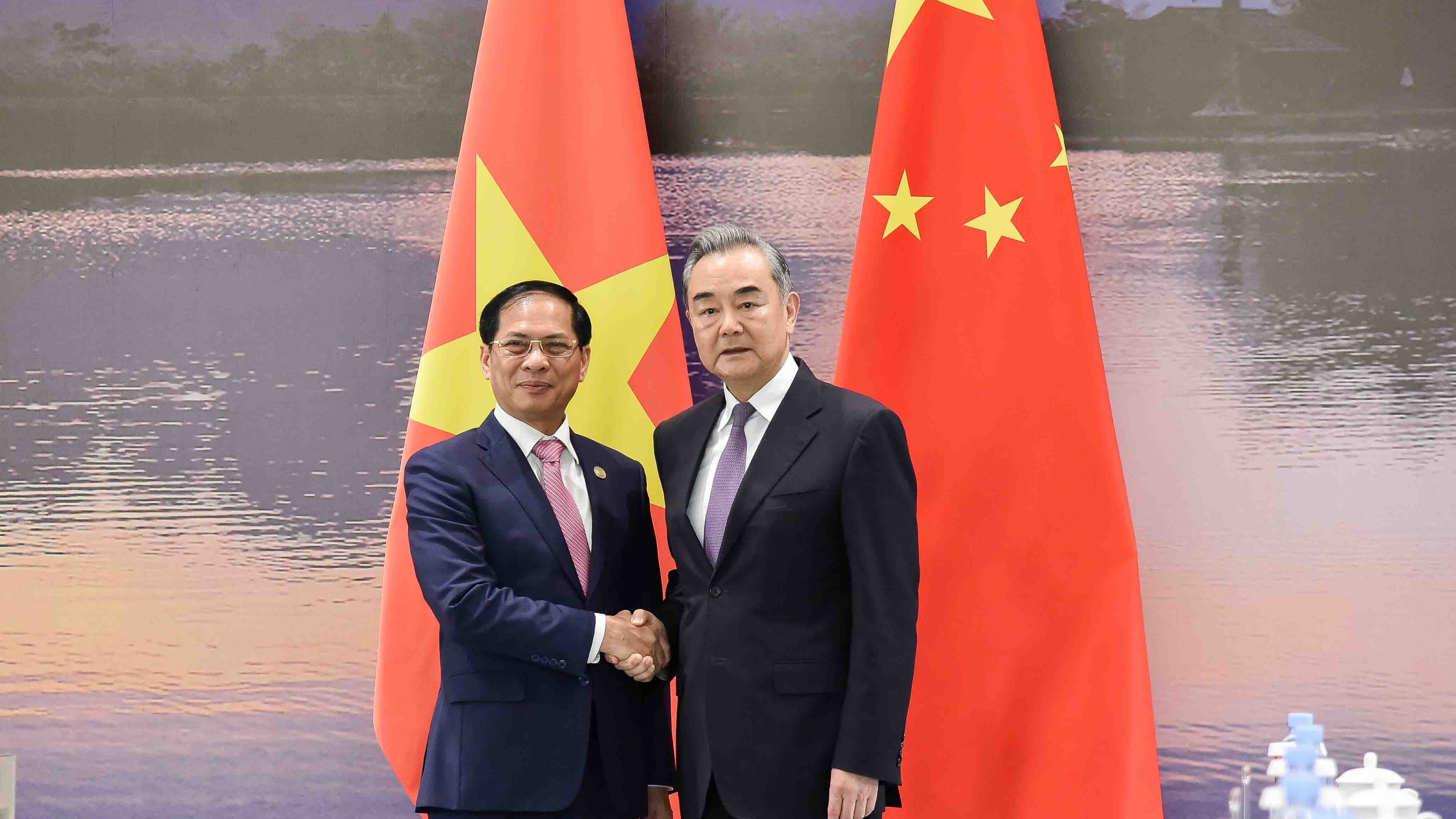 Vietnam, China Foreign Ministers hold talks to affirm leading importance of bilateral ties