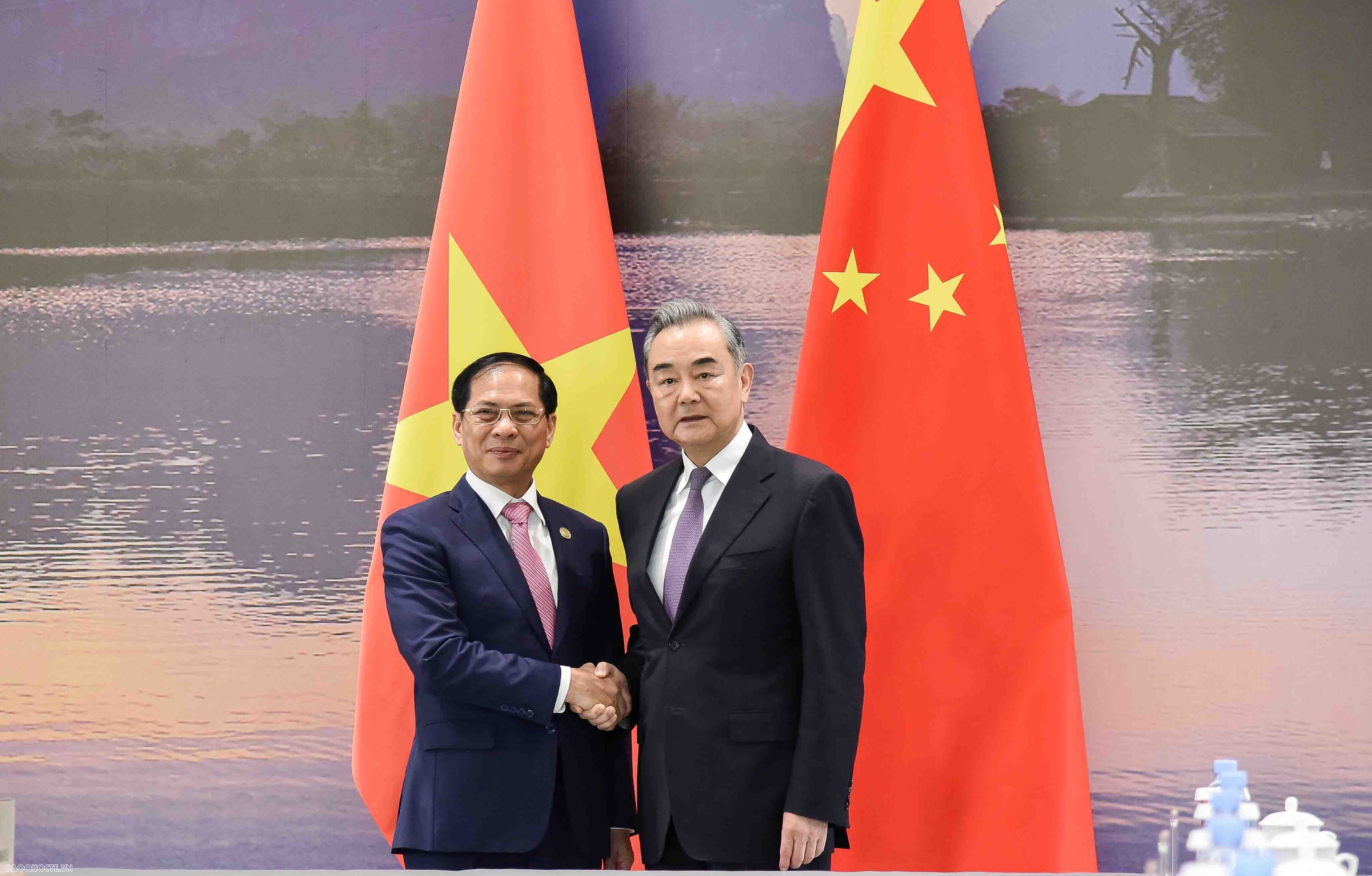 Vietnam, China Foreign Ministers hold talks affirm leading importance of Vietnam - China ties