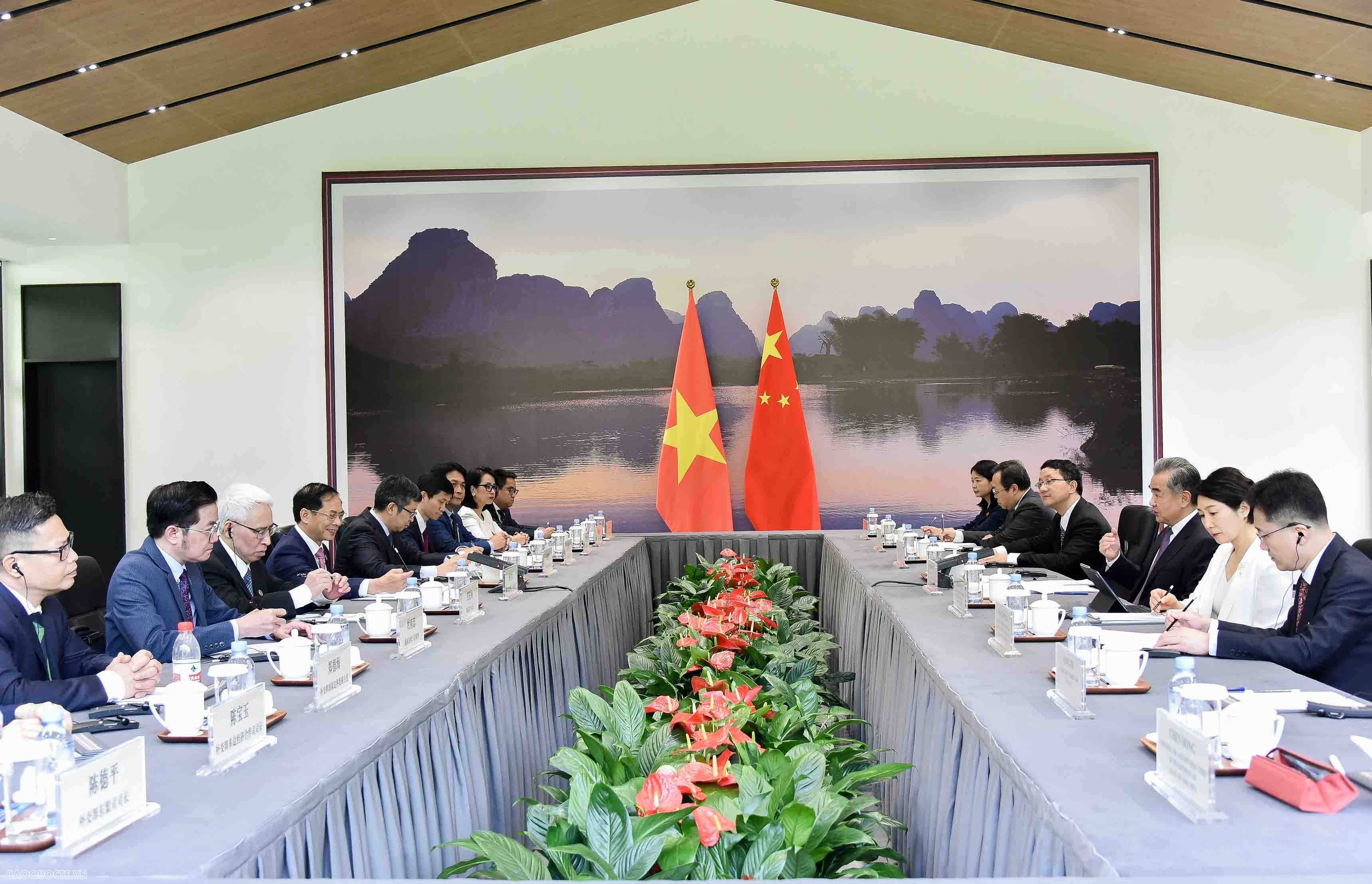 Vietnam, China Foreign Ministers hold talks to affirm leading importance of bilateral ties