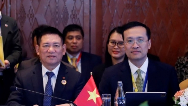 Vietnam officials joins ASEAN meetings with financial, monetary partners