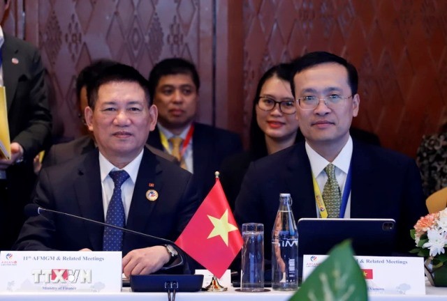 Vietnam officials joins ASEAN meetings with financial, monetary partners