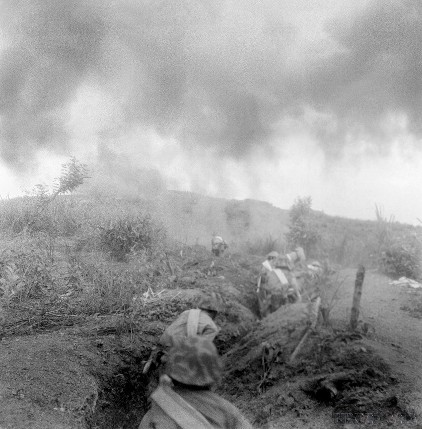 Sau khi pháo binh ngừng bắn, lực lượng xung kích theo đường hào tiến sát các vị trí của địch trên đồi Him Lam và tiêu diệt cứ điểm quan trọng này ngay trong ngày mở màn chiến dịch 13/3/1954. Ảnh: TTXVN
