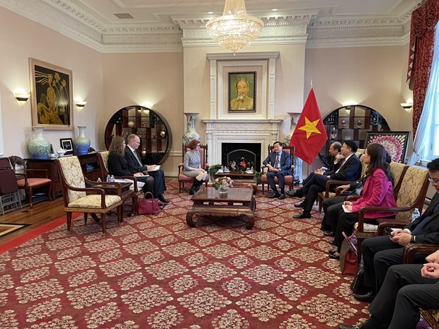 Deputy PM Le Minh Khai meets US officials, businesspeople