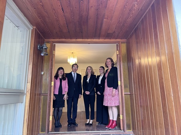 Vietnamese Ambassador to Australia Pham Hung Tam (second from left) meets with head of the International Division under Australia’s Department of Education Karen Sandercock (centre) on April 5. (Photo: VNA broadcasts)