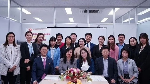 Deputy FM Le Thi Thu Hang works with associations in Japan
