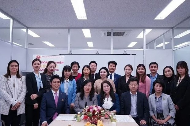 Deputy FM Le Thi Thu Hang works with associations in Japan
