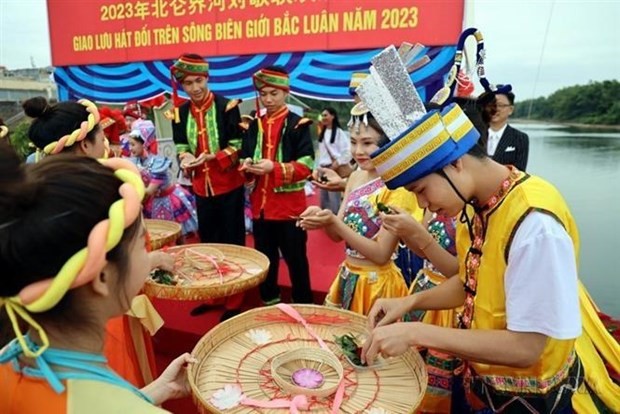 A singing exchange on the Bac Luan River between young people of Mong Cai and Dongxing cities, part of the 15th Vietnam-China international trade and tourism fair held in Mong Cai city. (Source: VNA)