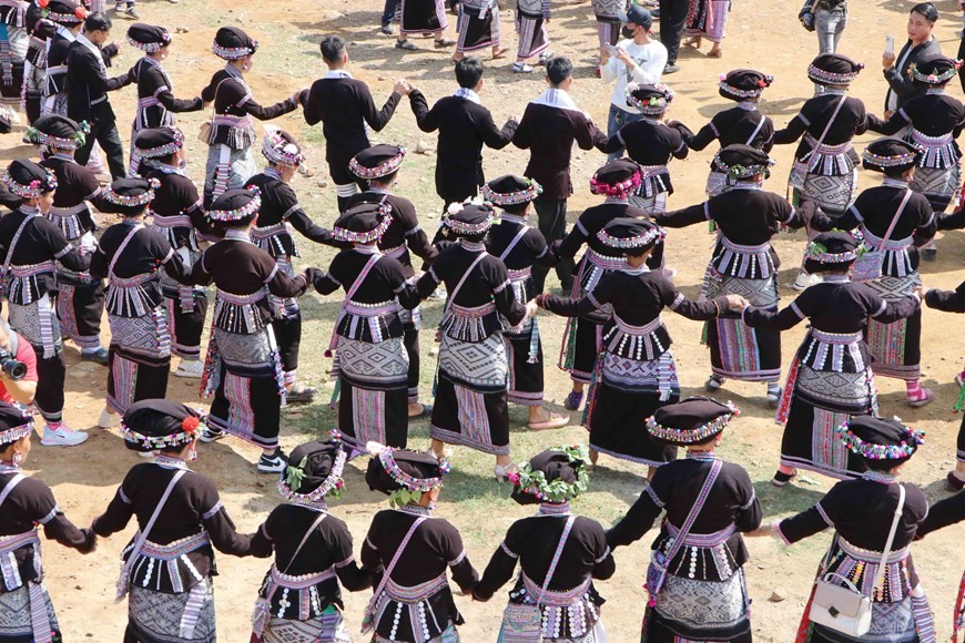 Traditional Lao people's attire in Lai Chau Traditional Lao people's attire in Lai Chau