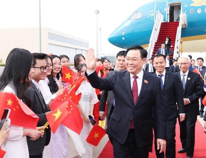 Chairman of National Assembly Vuong Dinh Hue arrives in Beijing for official visit