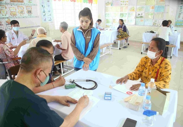 Residents in Cambodia's Kampong Chhnang province receive medical check-ups and medicines. (Photo: VNA)