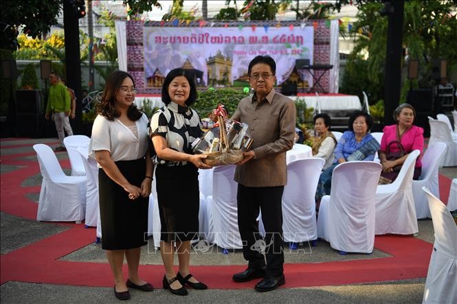 A delegation from the Vietnamese Embassy in Thailand led by Charge d'Affaires Bui Thi Hue visited the Lao Embassy in the country on April 6 to extend congratulations on Laos' traditional New Year festival, Bunpimay. (Photo: VNA)